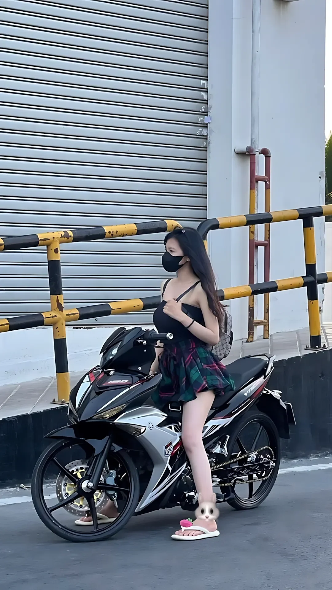 Ảnh Gái Xinh Bên Xe Hơi: Phong Cách Sang Trọng