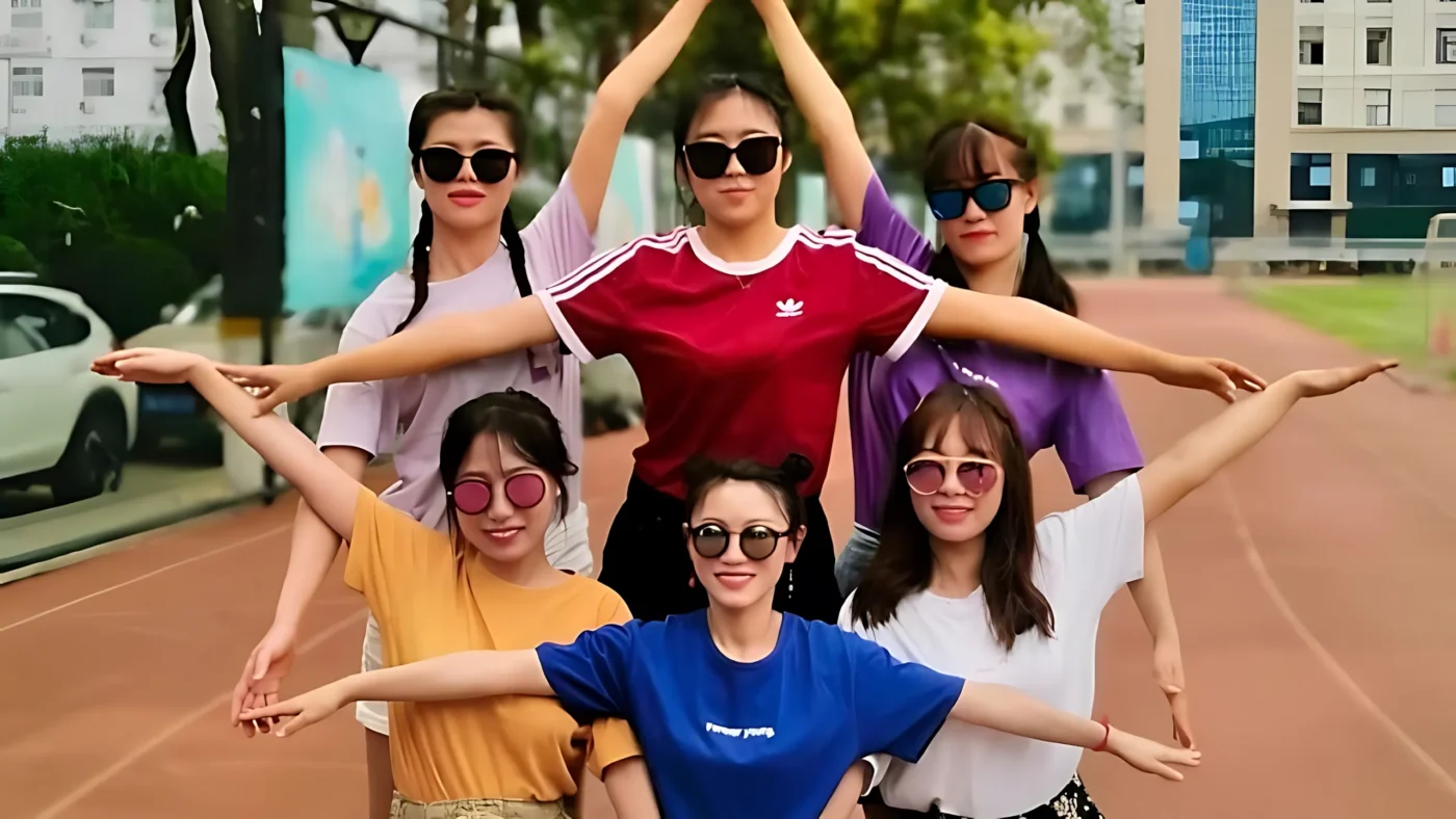 Ảnh Gái Xinh Mặc Đồ Đôi Cùng Bạn Thân