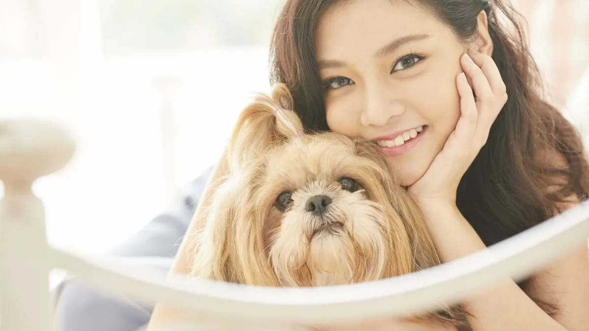 gái xinh chụp với thú cưng