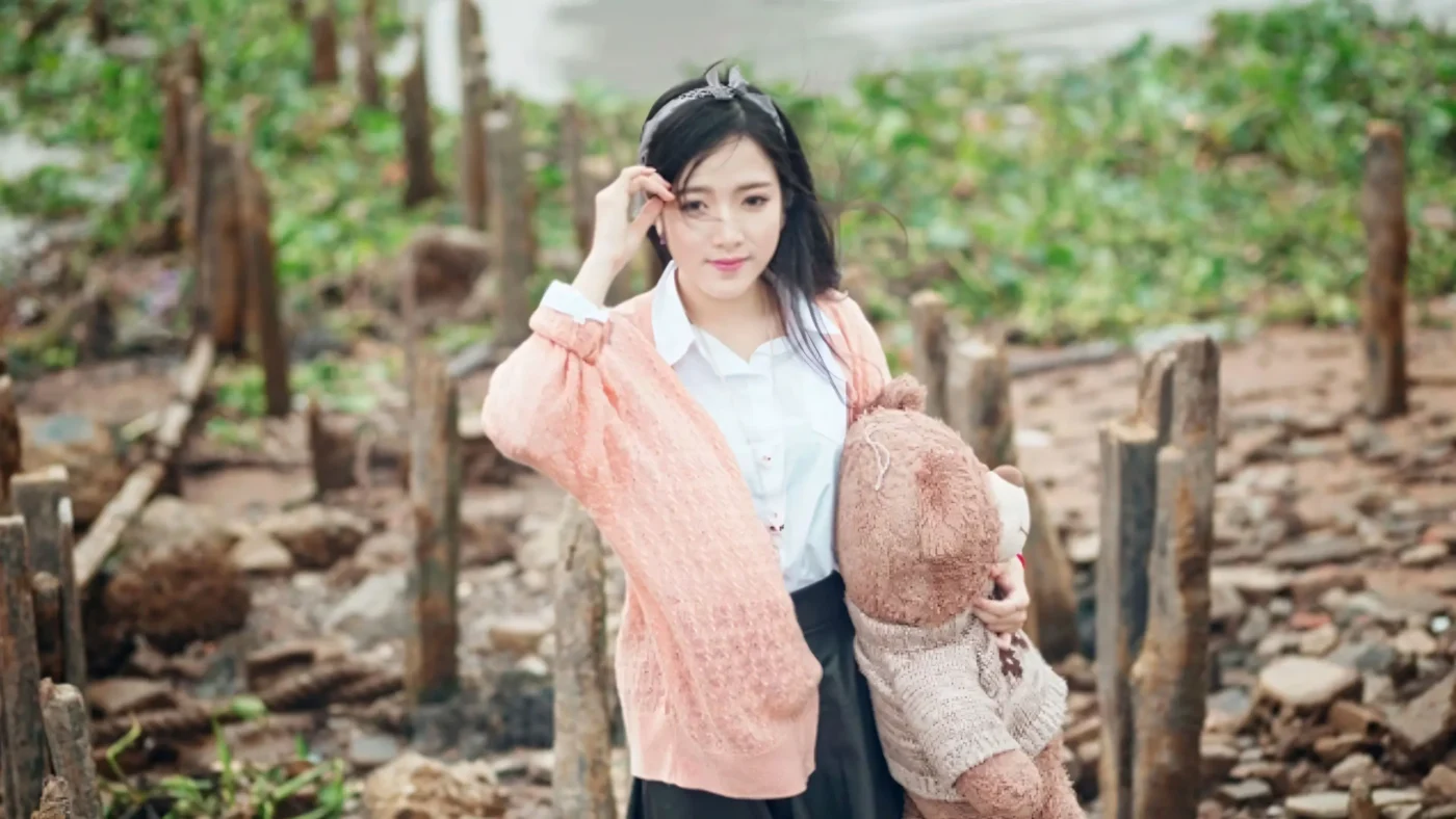 Ảnh Gái Xinh Với Gấu Bông: Vẻ Đẹp Dễ Thương