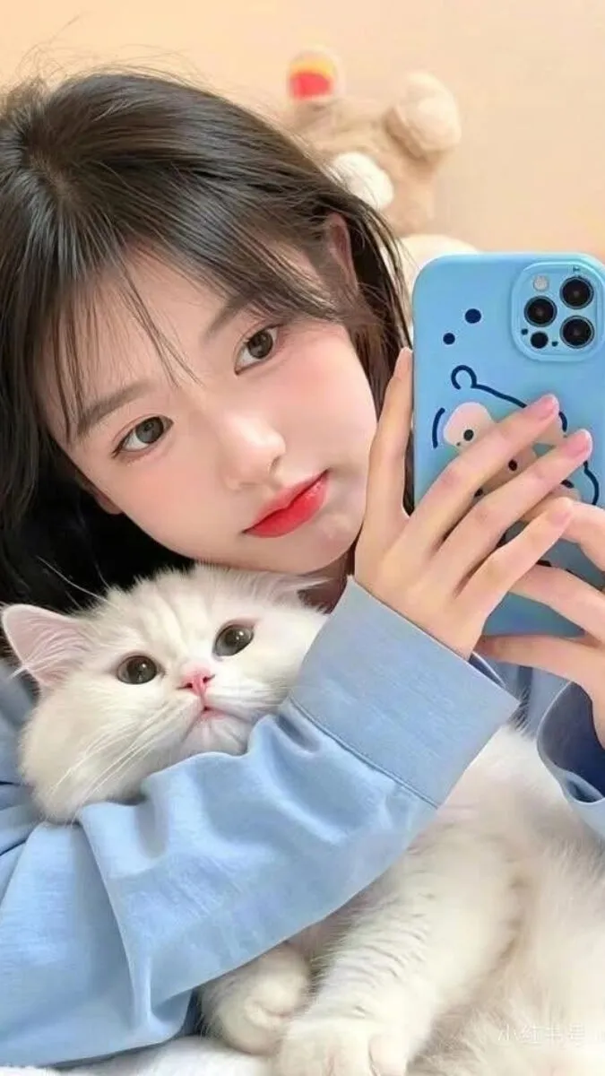 gái xinh chụp với thú cưng